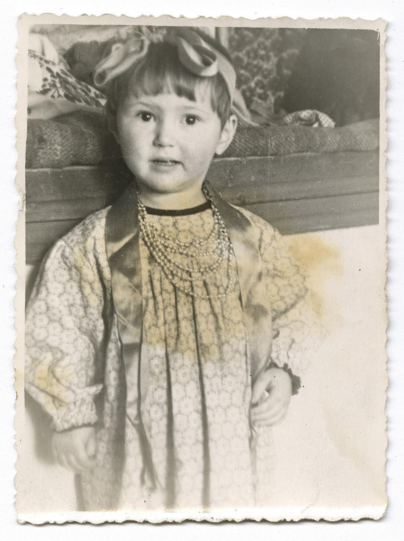 Дівчинка у традиційних прикрасах