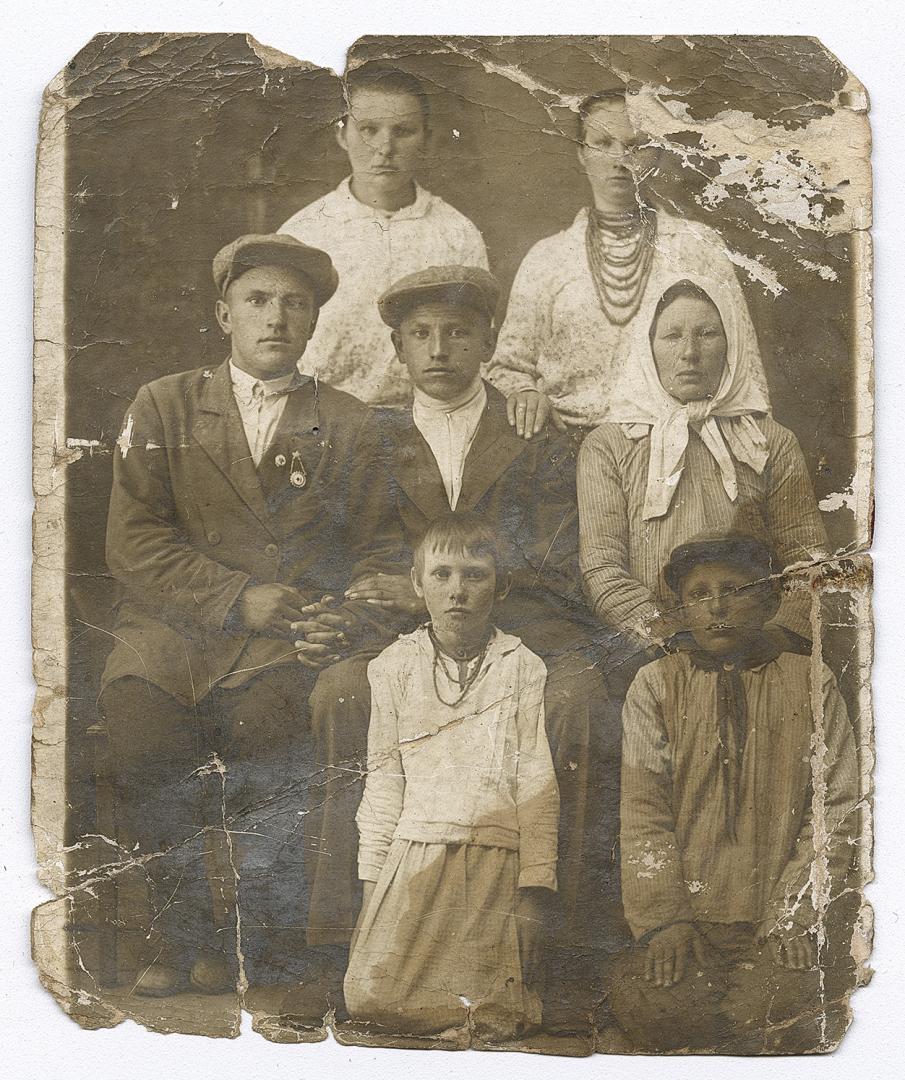 Групове фото, серед людей дівчина та дівчинка у традиційних прикрасах 