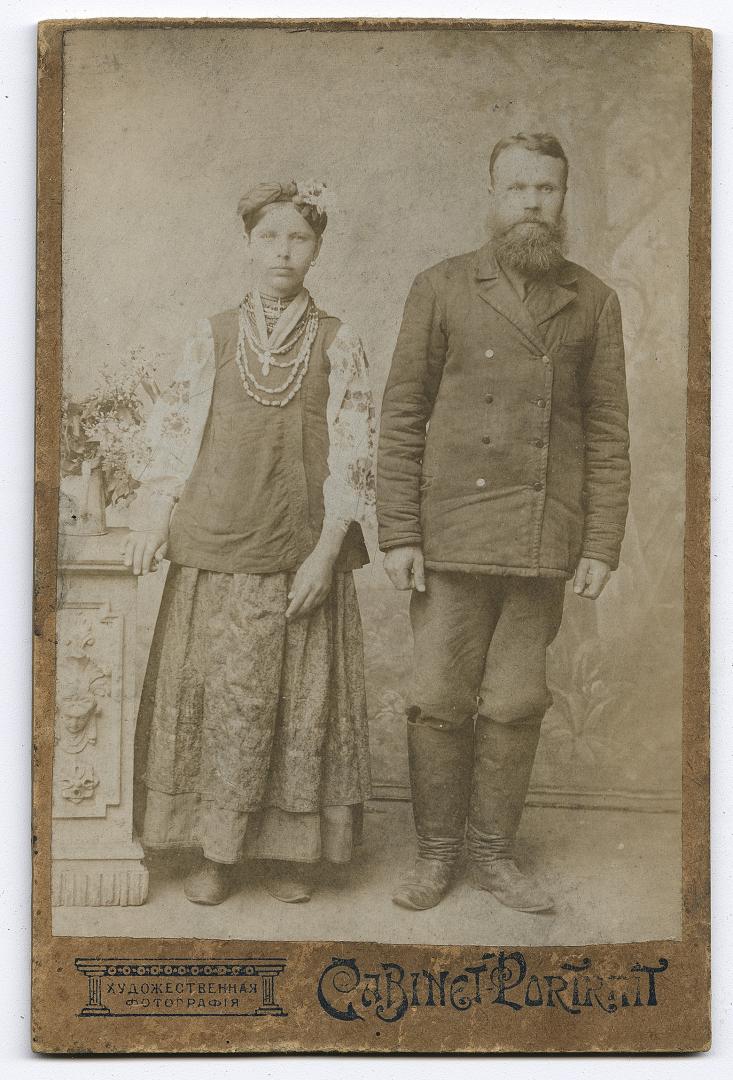 Жінка у народному вбранні та чоловік