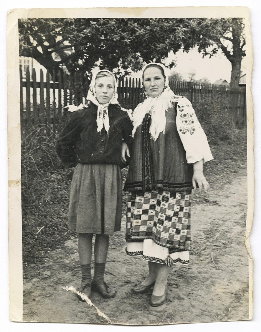 Дівчинка та жінка у народному вбранні