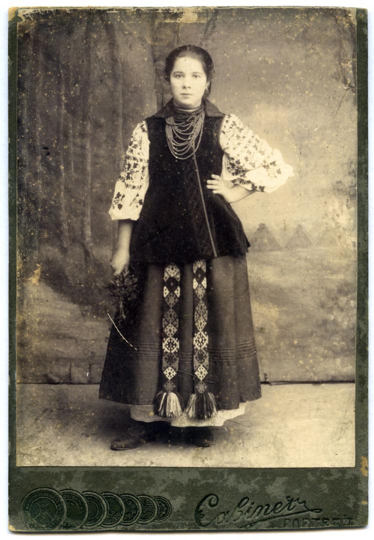 Фото. Дівчина в народному вбранні