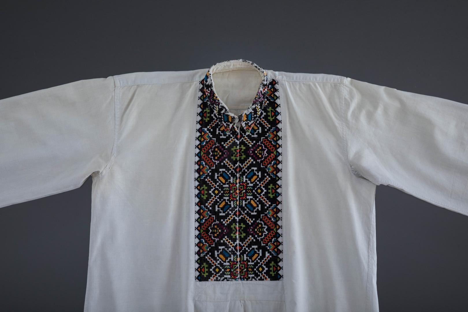 Men's embroidered shirt