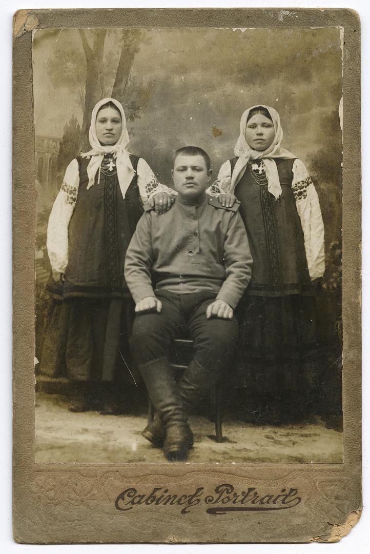 Чоловік та дві жінки у народному вбранні