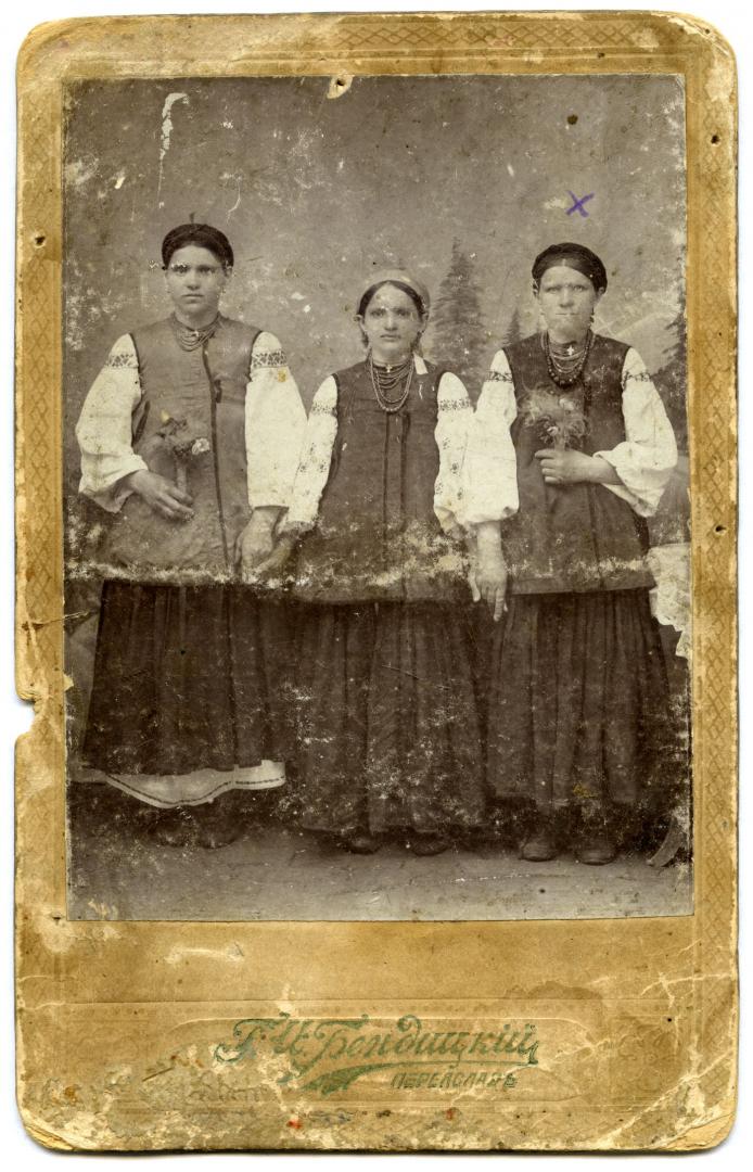 Фото. Жінки в народному вбранні