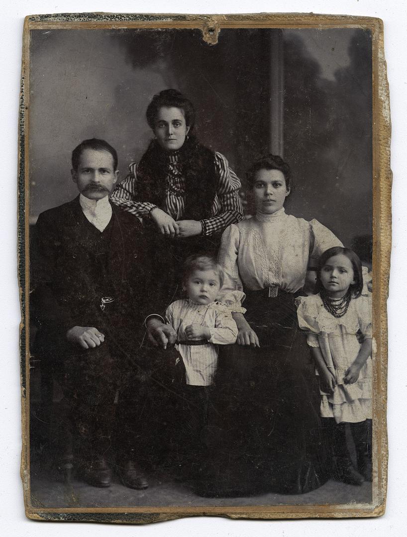 Чоловік, дві жінки і двоє дітей у міщанському вбранні