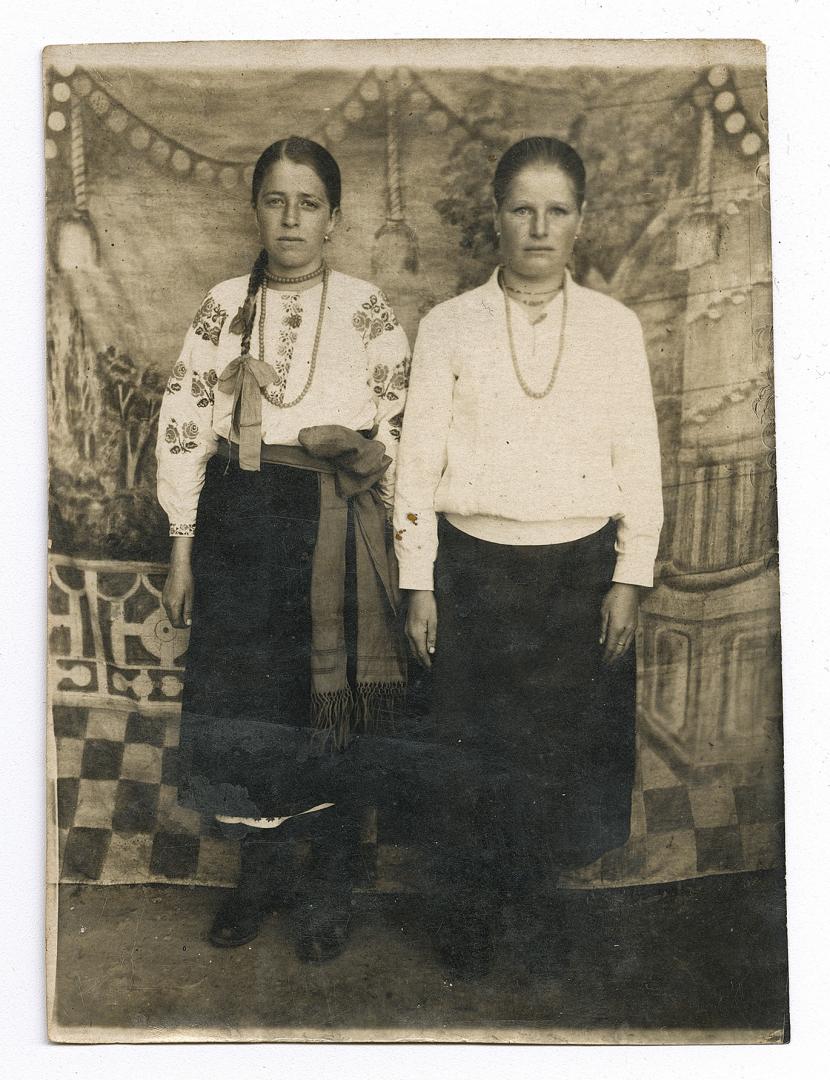 Дві дівчини, одна у народному вбранні