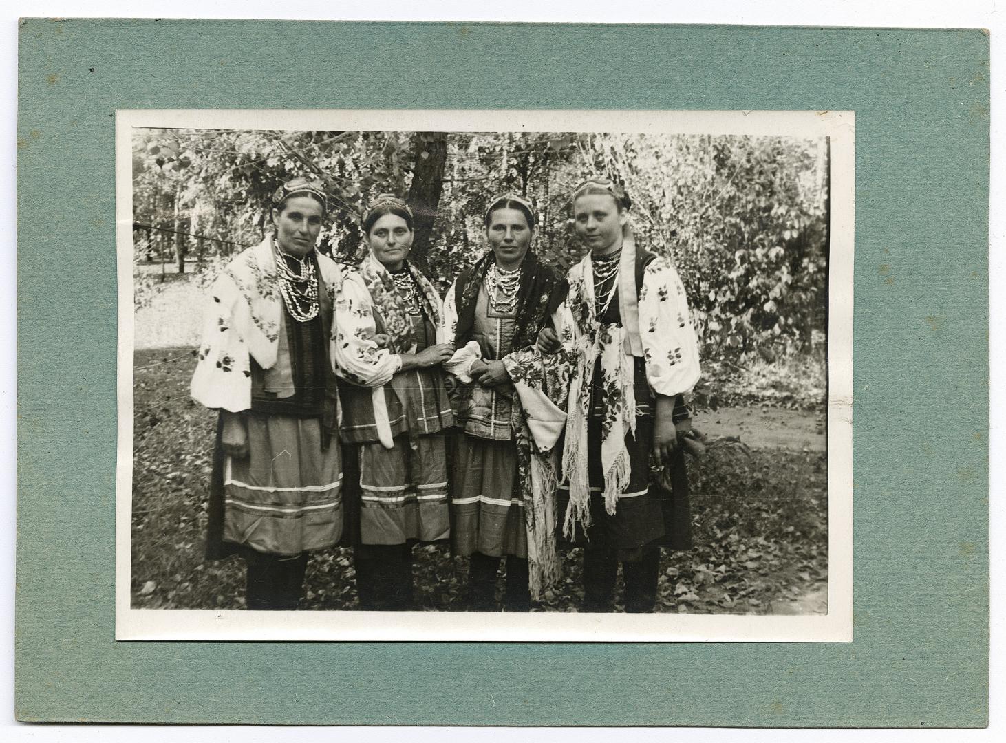 Групове весільне фото на тлі зелені