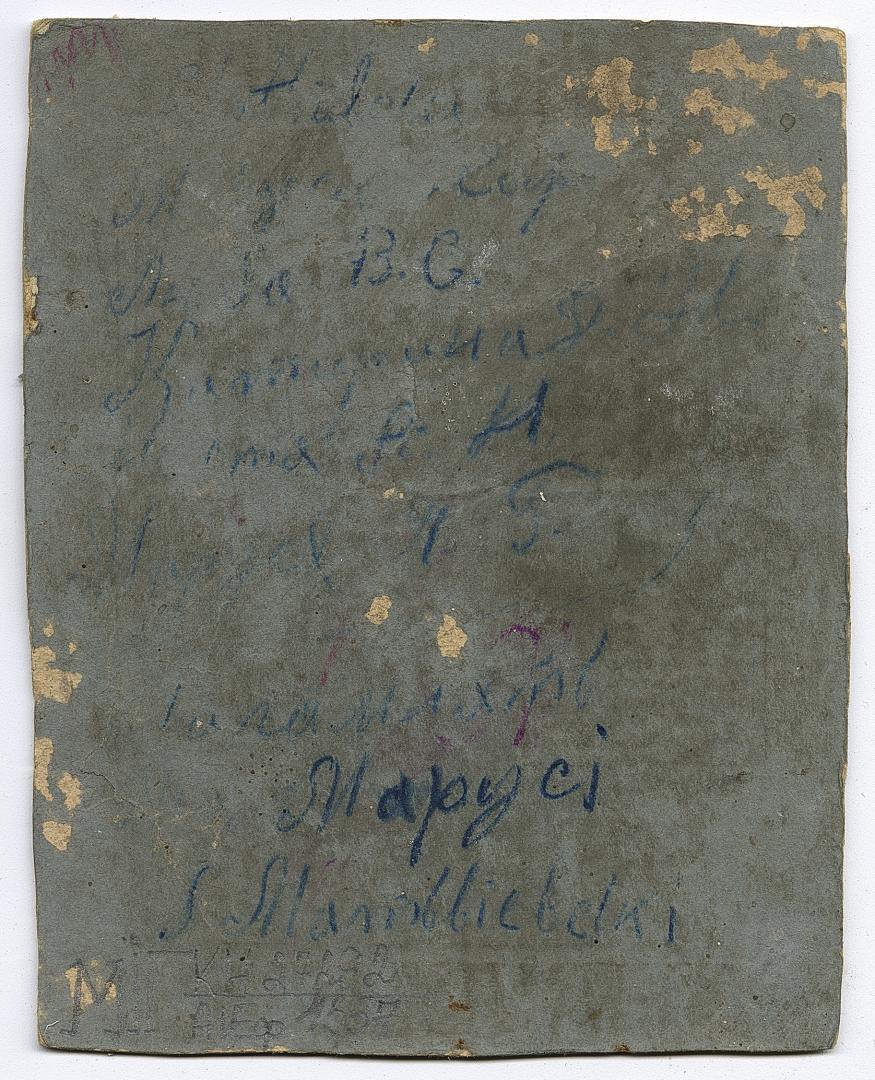 Група дівчат, четверо у народному вбранні