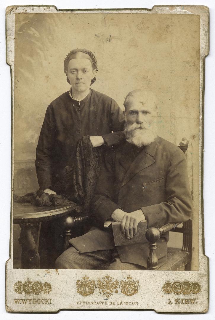 Чоловік і жінка у міщанському вбранні