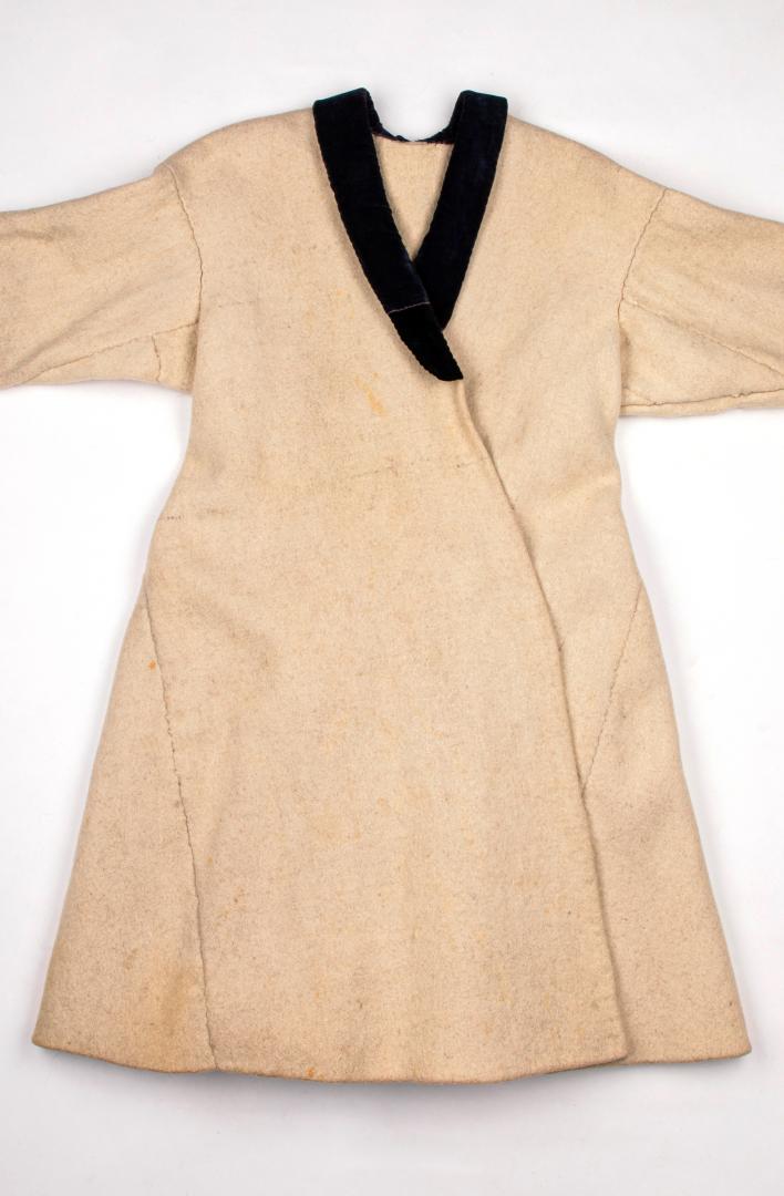 Women's svyta (coat) made of white cloth