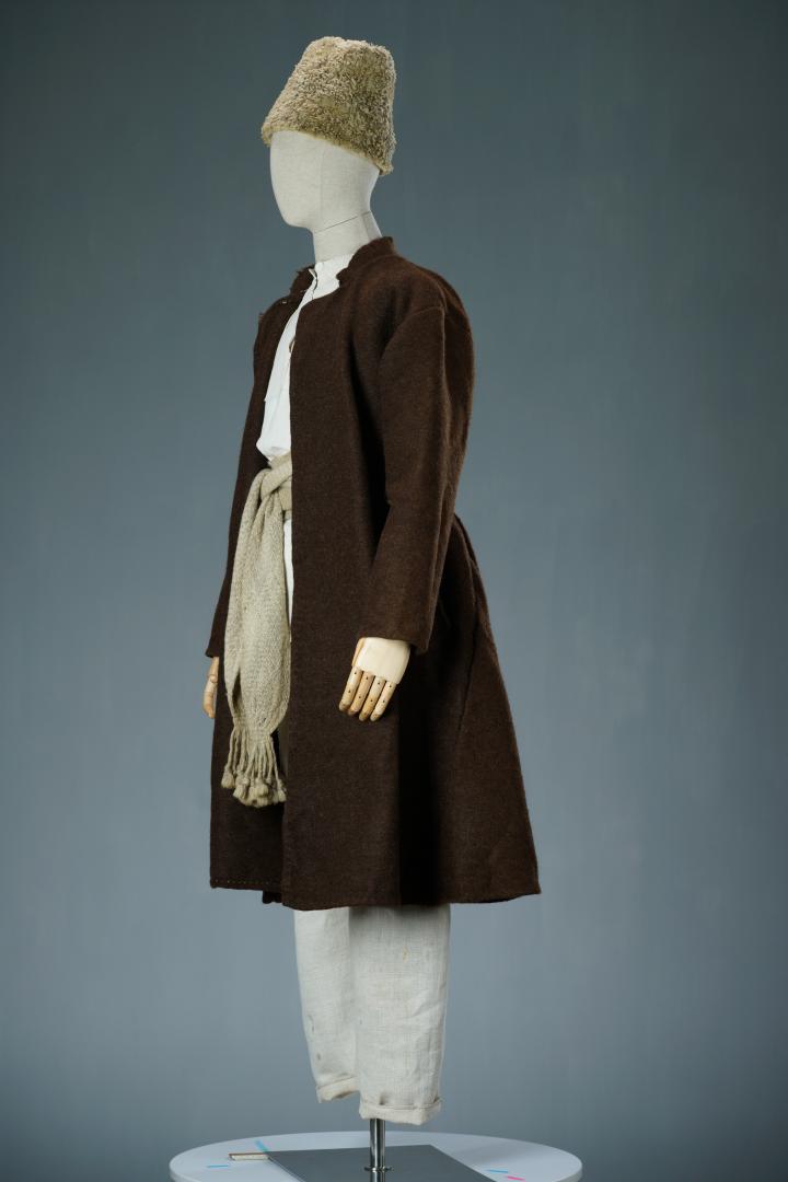 Men's casual attire