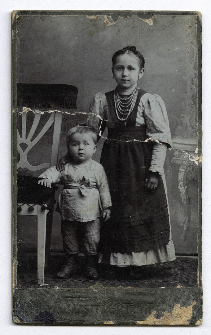 Дівчинка у багаторядному намисті і хлопчик