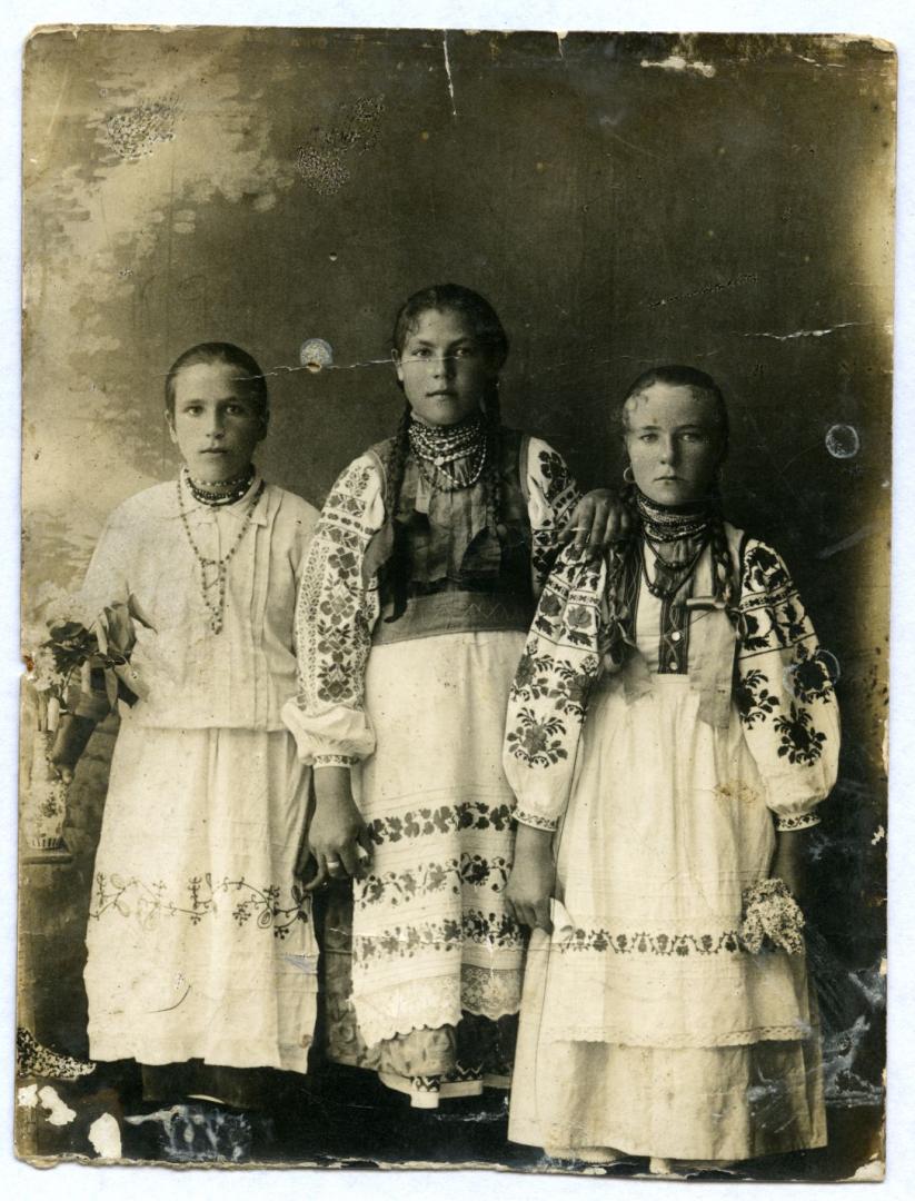 Фото. Троє дівчаток-підлітків у місцевому народному вбранні