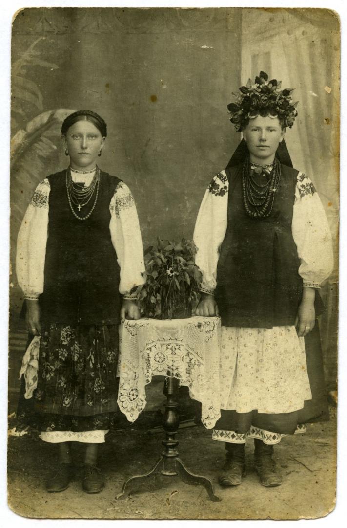 Фото. Двоє дівчат у народному вбранні
