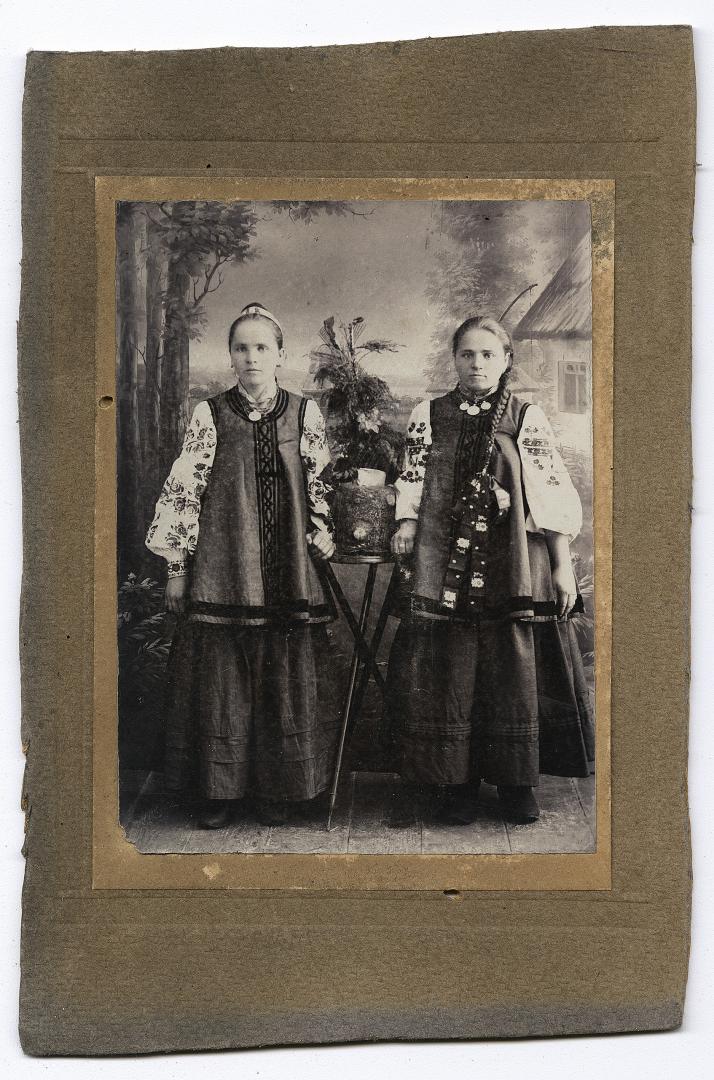 Дві дівчини у народному вбранні