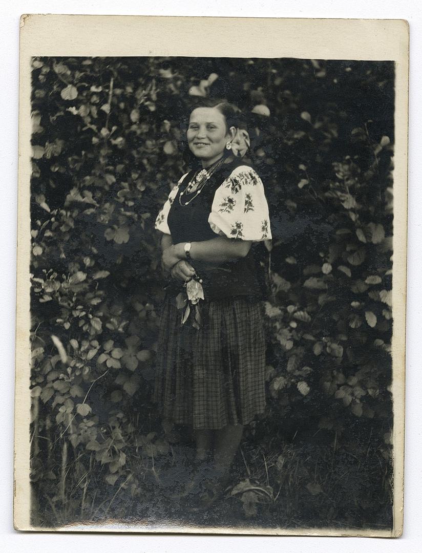 Дівчина у народному вбранні, з наручним годинником