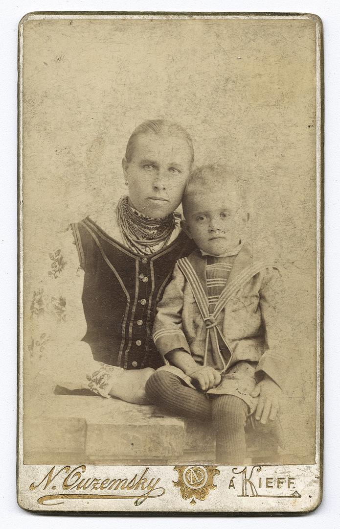 Жінка у народному вбранні та хлопчик 