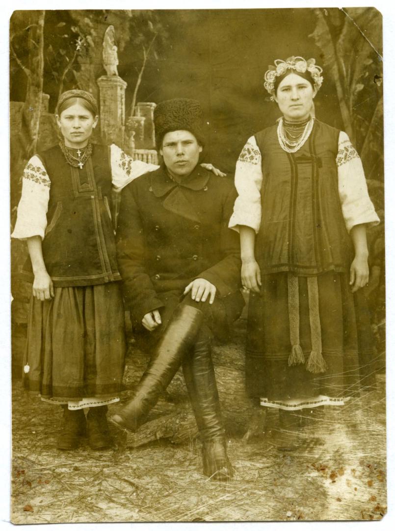 Фото. Чоловік із дружиною та дочкою в народному вбранні