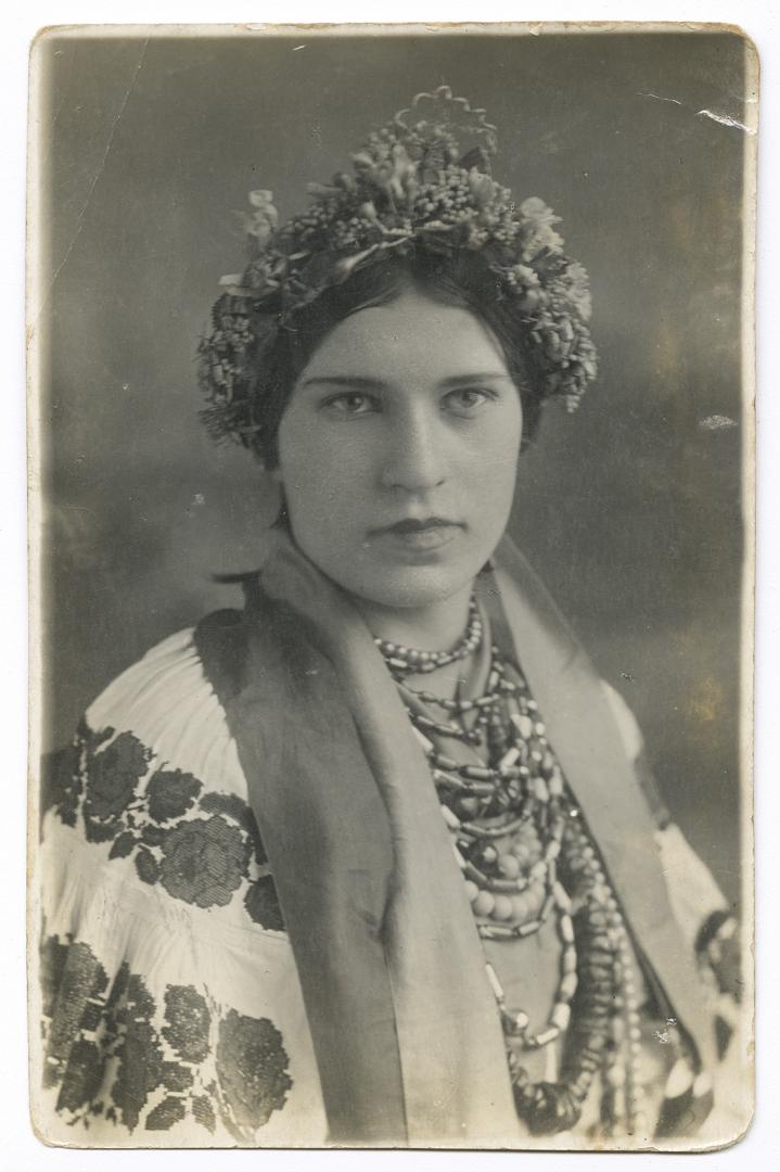 Віра Величко у вінку та вишитій сорочці