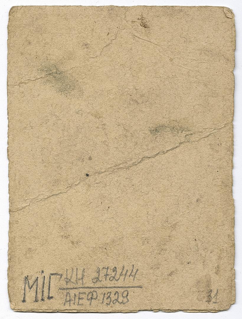 Двоє дівчат у народному вбранні та хлопчик