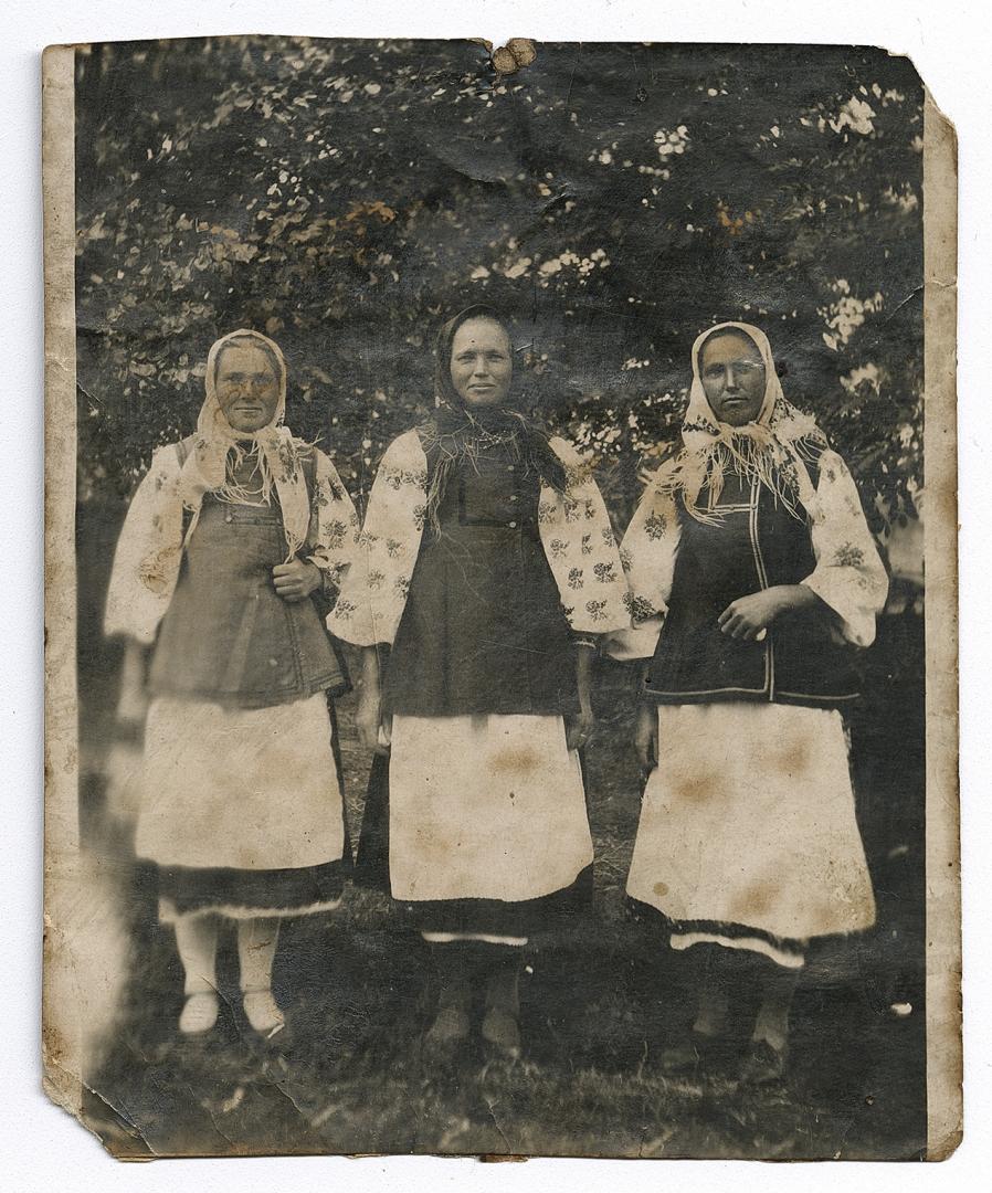 Три жінки у народному вбранні