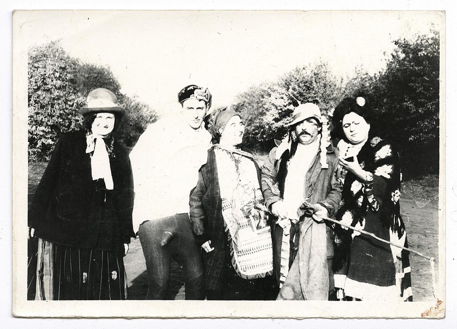 Wedding costumed performers
