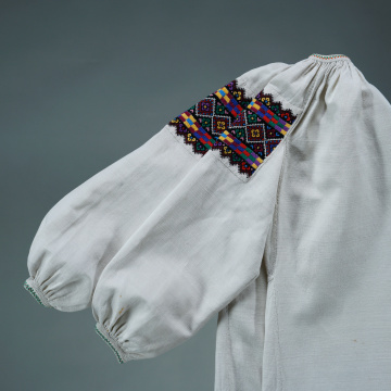 Children's embroidered shirt
