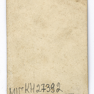 Жінка та дівчинка у вишитій сорочці