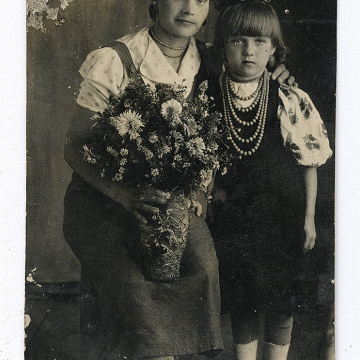 Жінка та дівчинка у вишитій сорочці