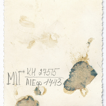 Чоловік, перев'язаний рушником, та чотири жінки у народному вбранні