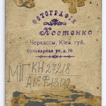 Дівчинка у багаторядному намисті і хлопчик