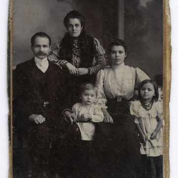 Чоловік, дві жінки і двоє дітей у міщанському вбранні