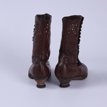 Button boots