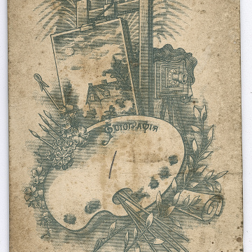 Жінка у народному вбранні та чоловік