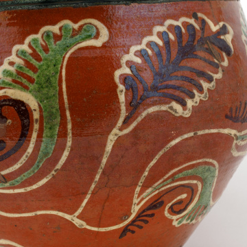 Makitra (bowl) with a lid