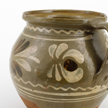 Pot with a handle