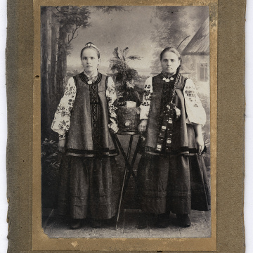 Дві дівчини у народному вбранні