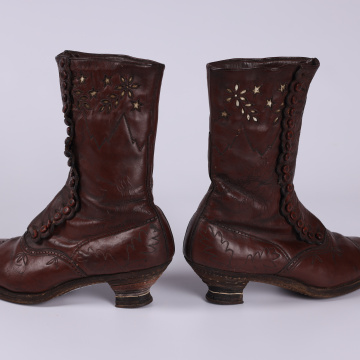 Button boots