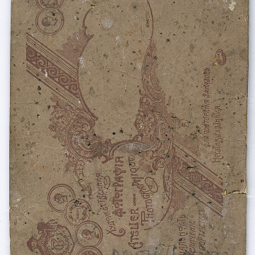 Троє чоловіків і жінка у міщанському вбранні